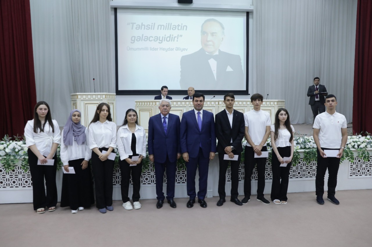 Deputat Ağalar Vəliyev Xaçmazda yüksək balla qəbul olan tələbələri mükafatlandırdı - FOTOLAR